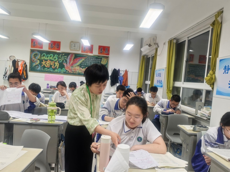物理老师给学生答疑.jpg