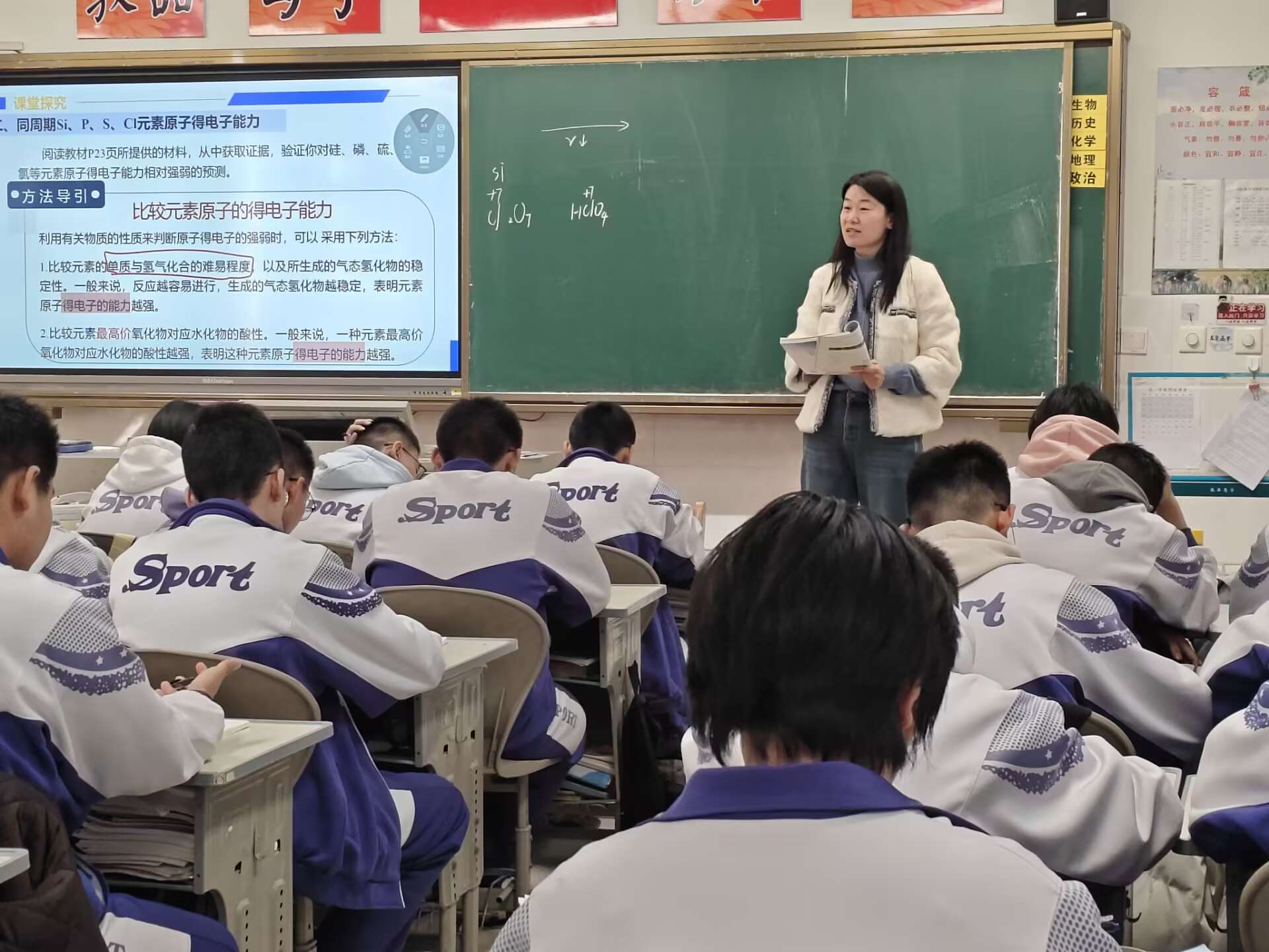 认真听课的高一学子们